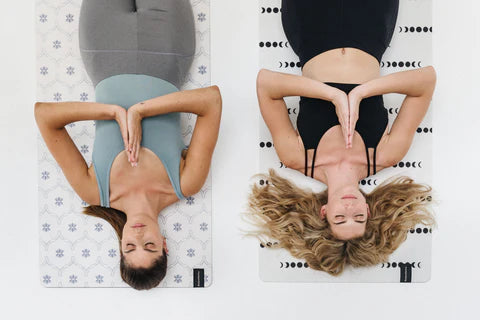 Pratiquer l'Ahimsa (non-violence) sur le tapis de yoga et dans la vie quotidienne: Cultiver la compassion et l'empathie